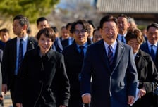 한일 정상, 보호무역 장벽 대응… '중견국 연대' 활로 열었다