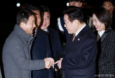 이재명 대통령, 1박2일 방일 마치고 귀국…한병도 신임 원내대표와 뜨거운 악수