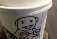 스타벅스 직원, 경찰관 컵에 '금기 밈' 그렸다가 해고, 어떤 그림?