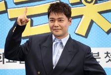 전현무 '기부 바자회' 가격 논란..."고장 난 승마기가 30만원" 시끌