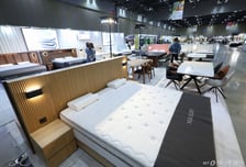 "여보, 침대는 비싼거 사자" 1000만원 넘어도 불티...불황인데 왜