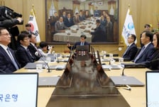 집값·부채·환율 우려한 금통위…'예상대로' 5연속 기준금리 동결