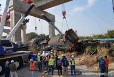 한국인도 숨졌다…태국 열차 덮친 크레인, 32명 대형 참사