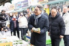 김동연, 폭설 피해 의왕 도깨비시장 '3번째 방문'…물가·복구 상황 점검