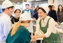 김혜경 여사, 자립준비청년들과 '생일상' 준비…'흑백요리사' 셰프 등장