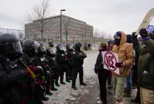 트럼프, '미네소타 총격' 반발 시위에 '내란법' 만지작…군 투입 경고