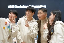 김범수, 카카오 신입직원들과 '깜짝 셀카'...무죄 판결 후 첫 공식 행보