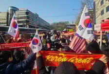 尹 징역 5년 뜨자..."만세, 그나마 다행" 환호 vs "형량 낮다" 탄식