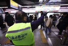 버스파업 타결에 놀란 지하철 직원들 "정년 65세?" 불만 터졌다