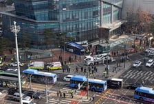 서대문역 인도로 버스 돌진해 '13명 부상'…브레이크 고장 추정