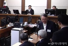 尹, '징역 5년'에 붉은 얼굴로 세 번 꾸벅..."미친 XX" 방청석 소란 없었다