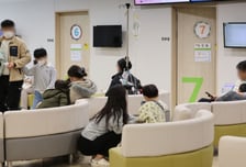 문고리·장난감 통해서도 옮는다…"5년 내 최악" 환자 40%가 영유아
