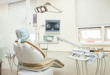 치료비 3000만원 받고 치과의사 잠적…"병원도 못 옮겨" 환자 발동동