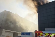 "쓰레기 더미서 불" 시흥 금속부품 공장 화재...대응 1단계 발령