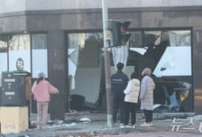 70대女가 몰던 차, 앞차 들이받고 인도 돌진...지나가던 여아 중상