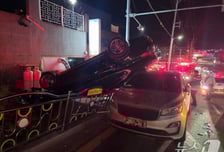 "70대가 몰던 차량, 5m 난간서 추락" 인도 덮쳤다...페달 오조작