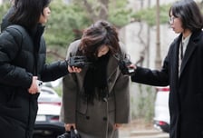 '1억 공천헌금 의혹' 김경, 경찰 3차 조사 출석…"거듭 죄송하다"