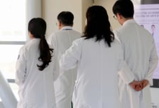 "전문의 모셔요" 월 400만원 더 준다...'계약형 지역의사제' 지역 추가 모집