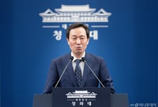 '우상호→홍익표' 靑 참모진 개편 시작…선거승리·국정운영 다 잡을까