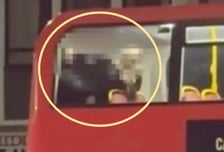 빨간버스 안에서 '성관계' 영상 확산..."짐승이냐" 경찰 수사 나섰지만