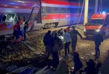 "지진 나는 듯한 소리 들렸다"...스페인서 고속열차 2대 충돌, 최소 21명 사망