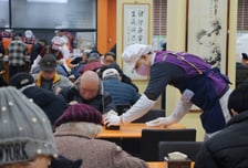 계란 5000개에 담긴 따뜻한 마음…새해 노인들은 행복했다