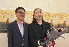 최휘영 문체부 장관, '40년 가수 생활 마무리' 임재범에 공로패 수여