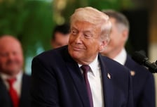 트럼프발 'AI칩 25% 관세' 파도 덮치나…스마트폰 가격 '폭등' 시나리오는?