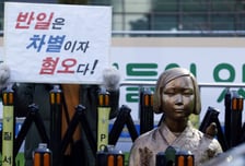 "얼빠진" 이 대통령도 지적...'위안부 모욕' 보수단체 대표 자택 압색