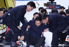 '단식 6일째' 부축받는 장동혁..."근육 파괴 중, 한파는 독" 의사들 경고