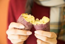 "점심값 3만원 너무해"…뉴욕 직장인 몰리자 '군고구마' 품절 사태