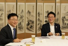 산업은행 회장 만난 김민석 총리 "취약산업 지원과 구조혁신 필요"