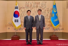 이재명 대통령, 김지형 경사노위 위원장에 임명장 수여