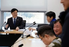 與 가상자산거래소 지분규제 유보 기류에…업계 '안도'