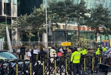 울타리에 갇힌 소녀상..."사자 명예훼손" 대통령 지적에도 멈추지 않는 혐오