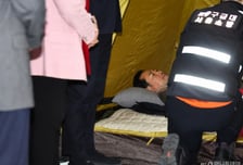 국회 온 홍익표, 민주당만 보고 장동혁 단식 '외면'…커지는 야권 분노