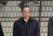 헌정사 첫 前 총리 법정구속…한덕수, 징역 23년에 "결정 따르겠다"