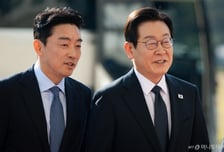 "사랑하는 사이" 강훈식 실장 '출마설'…이재명 대통령 대답에 '좌중 폭소'