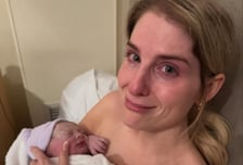 옷 벗고 머리 산발…대리모 출산인데 '눈물 인증샷' 올린 팝스타