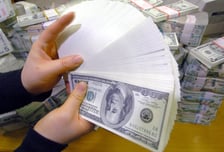 블룸버그 "한국, 환율 불안에 올해 200억달러 대미 투자 연기"