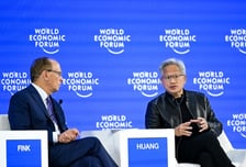 젠슨 황 "AI 투자 붐…배관공·전기기사 몸값 2배"