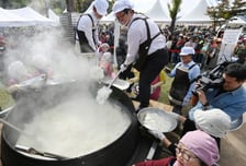 "한국인은 밥심"은 옛말…1인당 쌀 소비량, 30년새 반토막