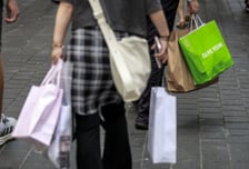 "이제 엄카 안써도 돼"..만12세 이상 미성년도 신용카드 발급