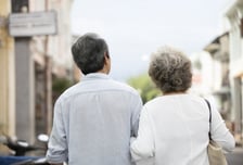 "엄마, 오늘도 산책할까?"…'뚜벅뚜벅' 5000보, 치매 위험 7년 늦춘다