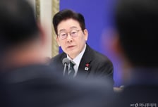 "국회가 논의할 일"이라지만…민주-조국당 '합당' 靑 셈법은
