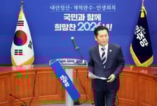 "조국은 전날, 지도부는 20분 전" 정청래 합당 제안에 與 내부는 반발