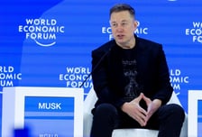 머스크 "휴머노이드 로봇, 내년 말 시중 판매…사람보다 많아질 것"