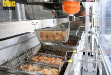 치킨도 로봇이 튀긴다…bhc, 매장 40곳에 확대 도입