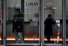 "해지 해줘" 보험사 찾아가 경비원에 흉기…50대 남성 구속 송치