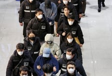 2대 1 전담 마크 "난동 없었다"…'캄보디아 스캠' 73명 송환 작전